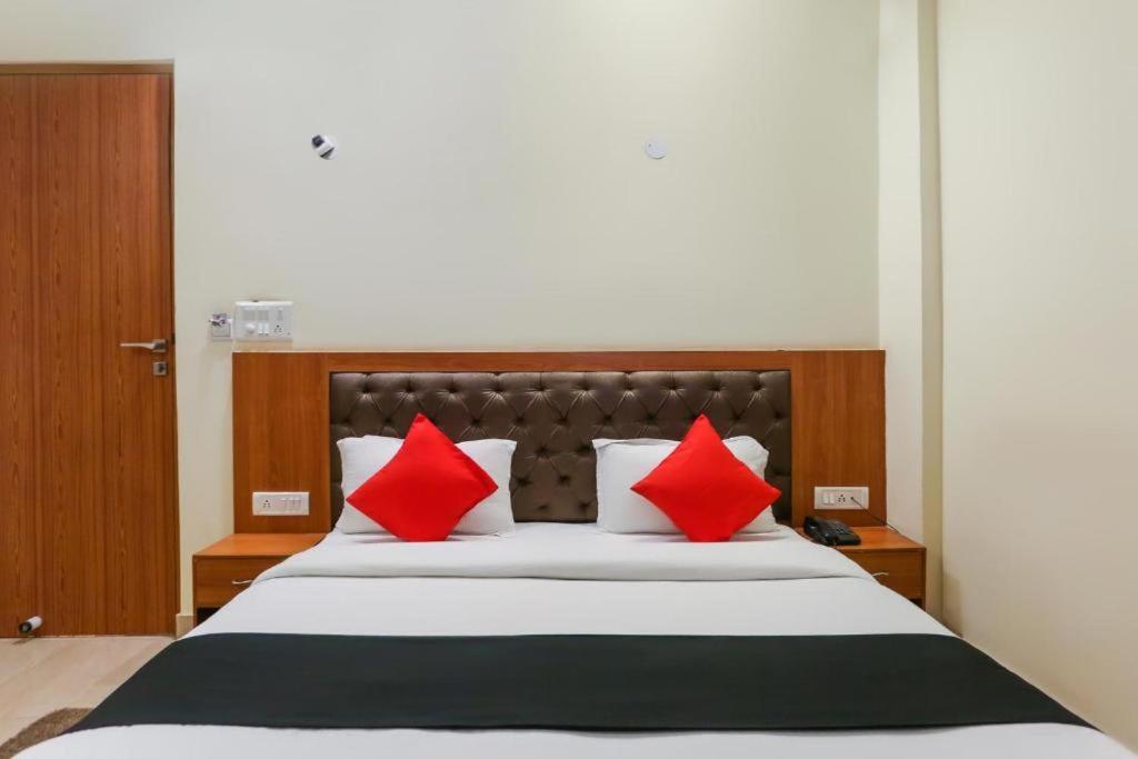 Hotel Capital O Bvh Hospitality Near Pvr Ansal Plaza Greater Noida Exterior foto